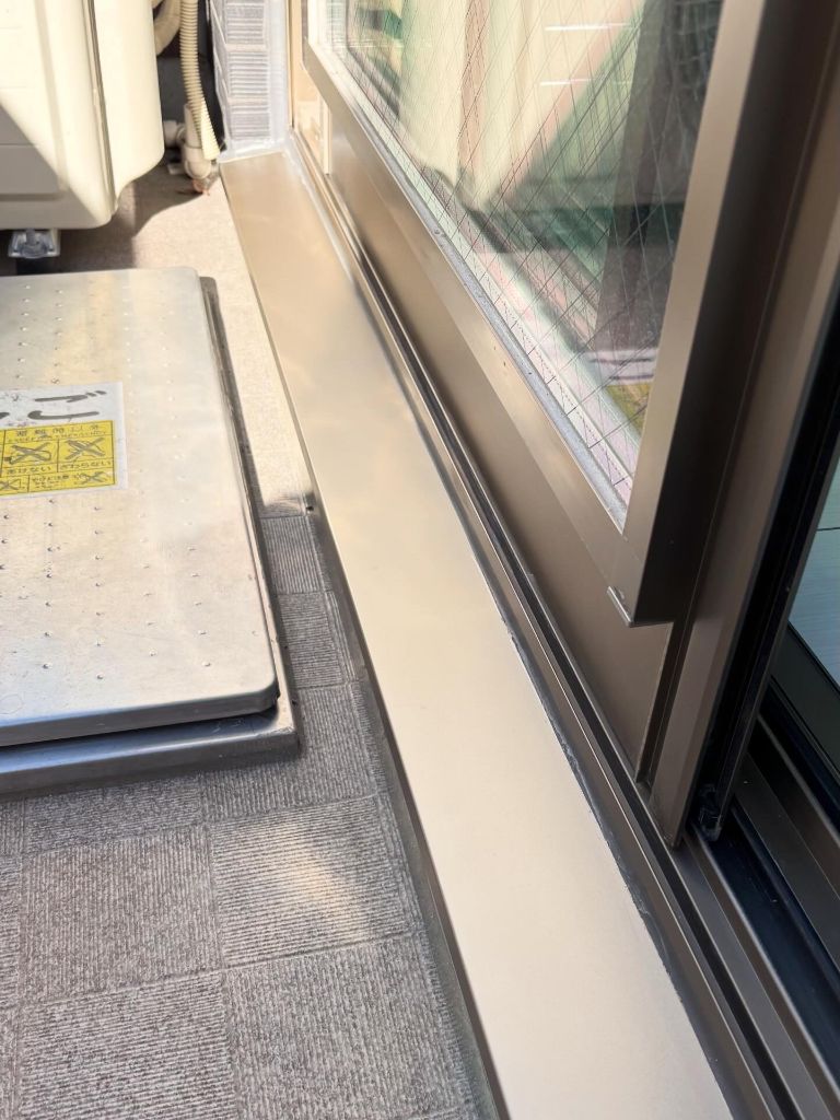 施工後：金属見切り材の表面が均一に整い、凹みが解消された状態